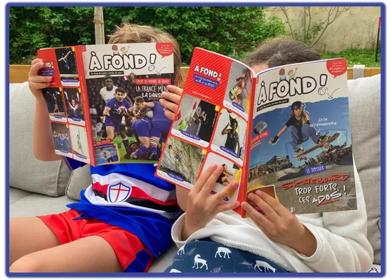 Enfants qui lisent le magazine A fond